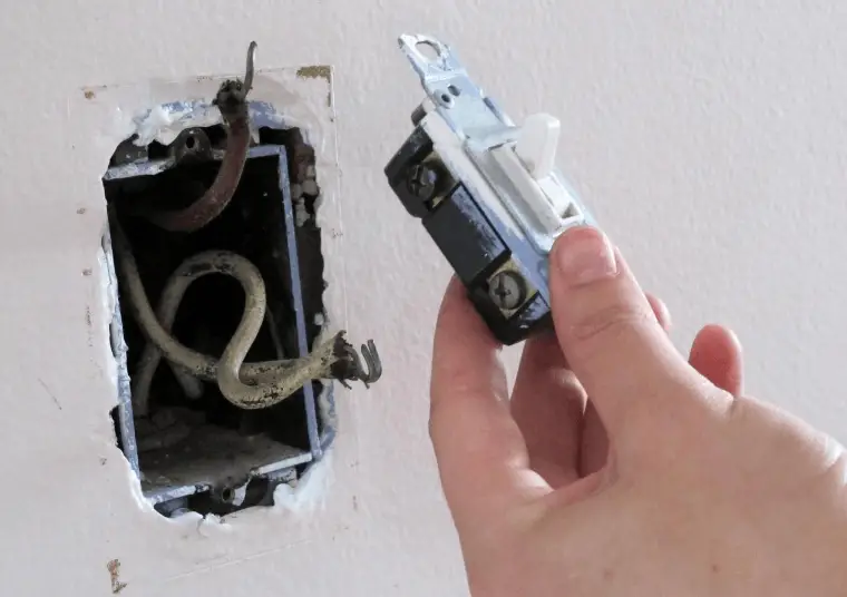 How to change a light switch without turning off the power easily