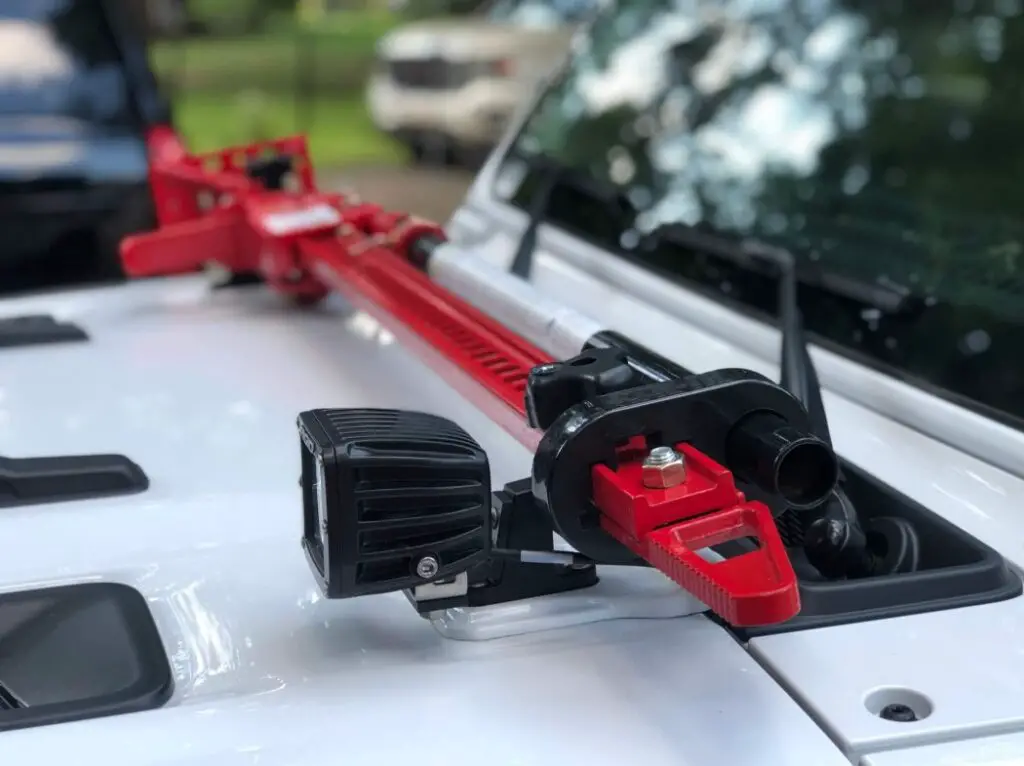How to mount light bar on roof without drilling: tips & hacks