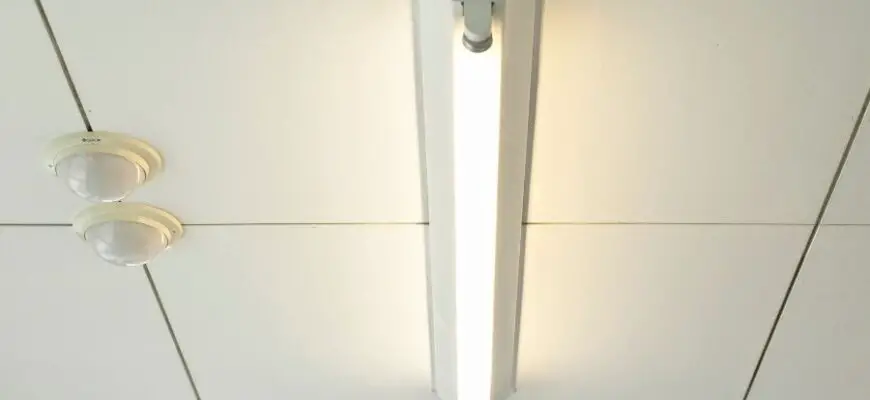 How to remove fluorescent light cover with clips: best tips